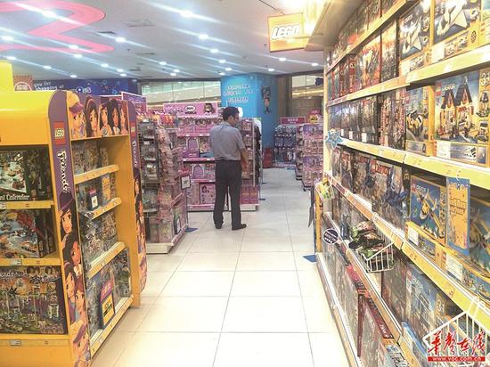 9月20日，在玩具反斗城德思勤店内，一名顾客在挑选玩具。 记者 朱蓉 摄