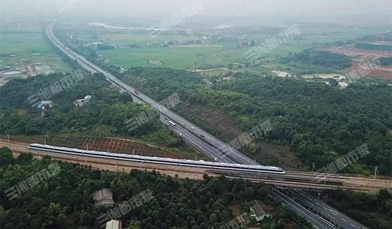 石长铁路首列动车跨越长常高速。记者 刘建光