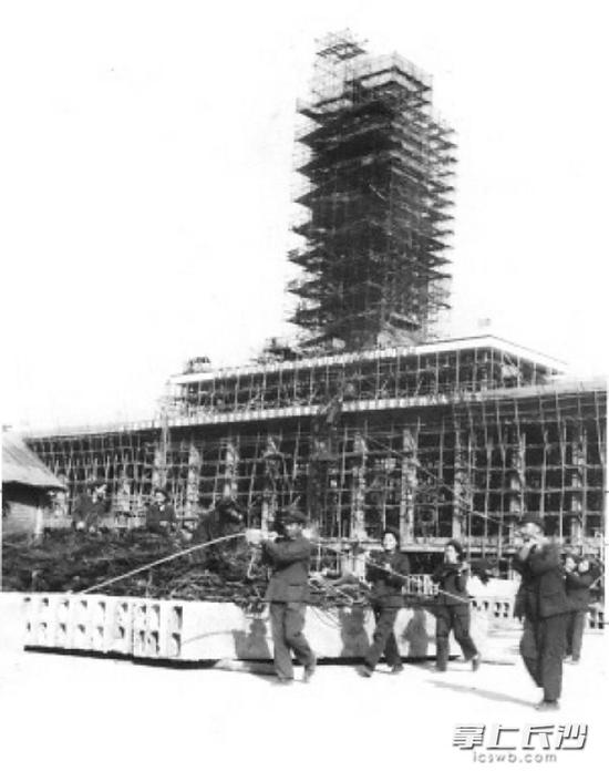 图为1977年,建设中的长沙火车站(东站)。(长沙晚报 文/范思岳 图/钟友援)