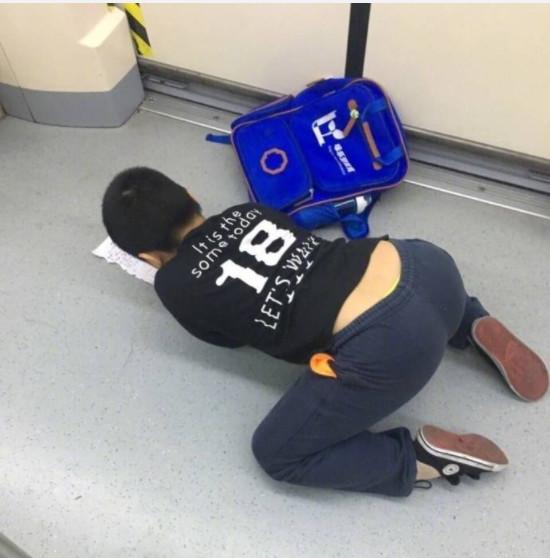 厉害了!长沙地铁上小学生上演写作业新姿势