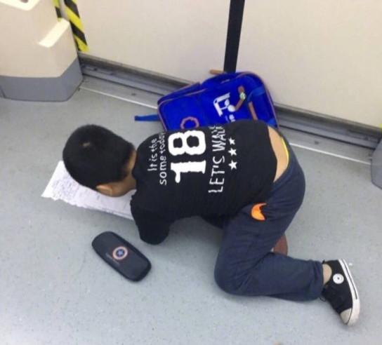 厉害了!长沙地铁上小学生上演写作业新姿势