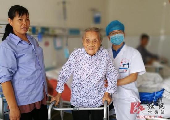 老人在医生的指导下已经下床，开始做恢复性治疗