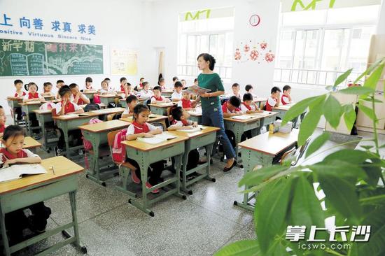 人少了,每一个孩子的眼神看得更清楚。图为砂子塘泰禹小学梁艳老师正在班上上课。 长沙晚报通讯员 李静摄