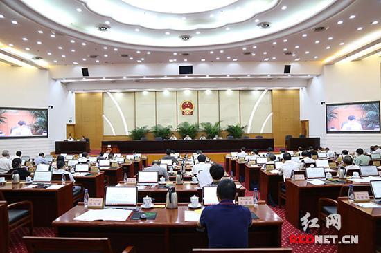 9月27日，湖南省十二届人大常委会第三十二次会议表决通过了省人大常委会关于湖南省第十三届人民代表大会代表名额分配和选举问题的决定。 彭之舸 摄