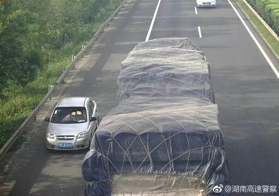 在高速公路上行驶时,不要看到应急车道比较空,就随意在上边行驶。如果长时间占用应急车道,要是被拍,扣12分。