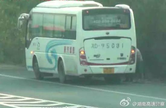 驾驶营运客车在高速车道内停车的,一旦被拍到,那么12分也会被扣掉。