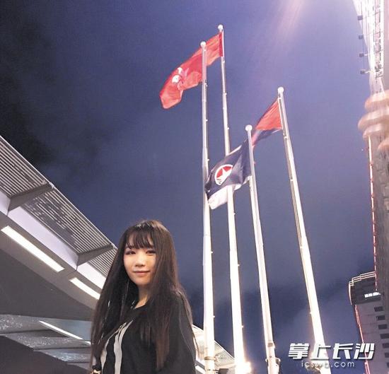 10月1日晚,杨颖和留港的同学一起来到维多利亚港观看国庆烟花汇演。 受访者供图
