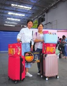 ▲10月3日,长沙汽车南站过渡站,正在候车的彭女士(左)和潘女士。她们因为出差苏州,刚刚回到湖南。她们将乘坐大巴回到邵阳老家过中秋,行李里有买自江苏的大闸蟹。 图/记者杨旭
