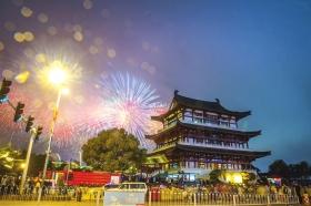 10月4日晚,长沙湘江橘子洲上空绽放绚丽焰火,庆祝中秋节。图/记者杨旭