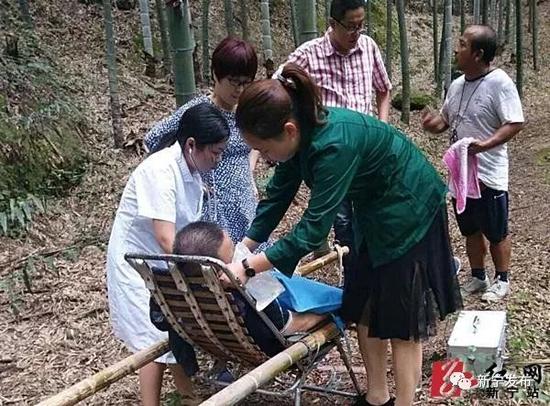 图为崀山景区医护人员给病人吸氧。