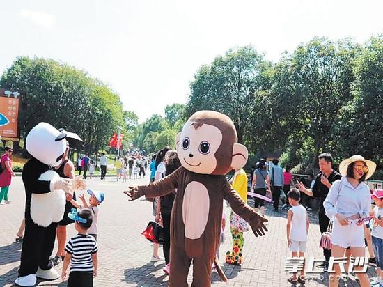 →长沙生态动物园内，孩子们享受欢乐时光。长沙晚报记者周柏平 通讯员 刘姝伶摄影报道