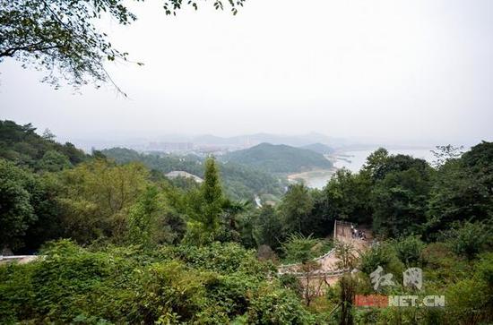 站在昭山古寺的廊檐上远眺，风景优美。