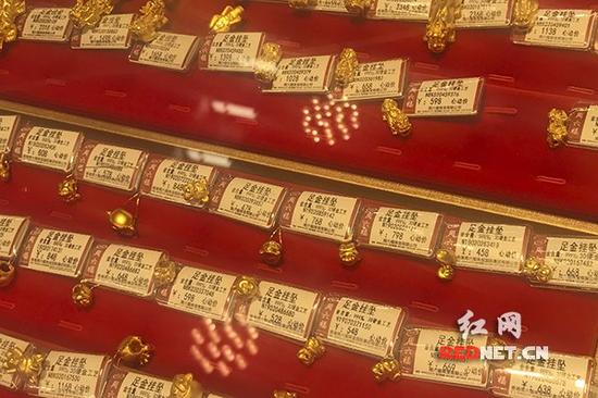 记者看到,柜台内的每个金饰旁都有小标牌,上面写着“¥:xxx元 心动价”,但未标明黄金克数。