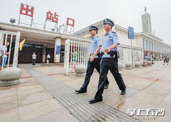 芙蓉区在火车站地区开展多部门联合执法，重拳整治违法乱象。长沙晚报记者 陈飞 摄