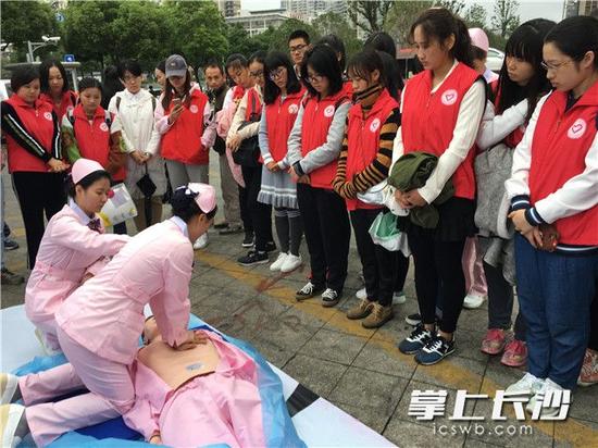 挂牌仪式后，献血点护士为无偿献血志愿服务者进行医疗急救培训。 长沙晚报记者 彭放 摄