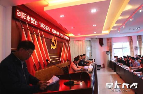 一名侵占集体资金的原村干部现场悔过发言。长沙晚报记者 颜开云 摄