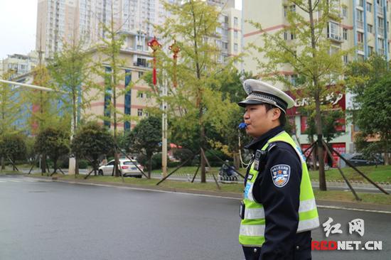 雨花区交警大队交警陈波在指挥交通。