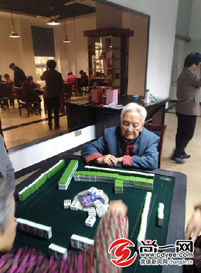 　　图为正在聚精会神参加麻将比赛的95岁老人陈杏筠。尚一网通讯员 刘百胜 摄