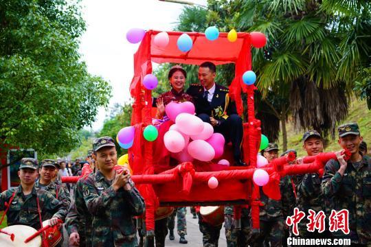 八抬大轿娶亲。 蔡伟晓 摄
