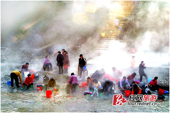 热水河上,人们正在洗衣、做饭、挑水。