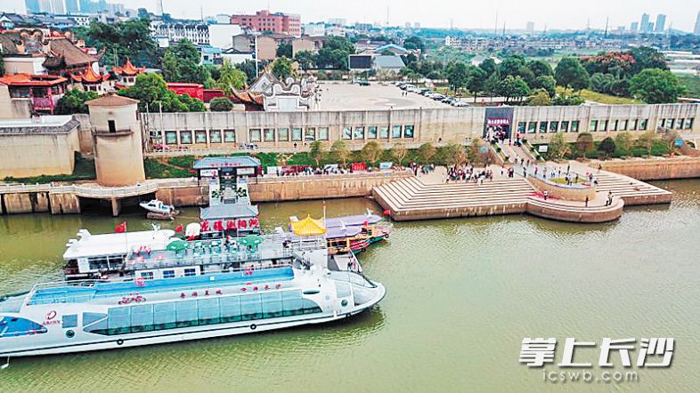 “陶公庙——三馆一厅——橘子洲旅游”交通航线本月试运营，长沙水上旅游再次升级。 长沙晚报记者 王志伟 摄