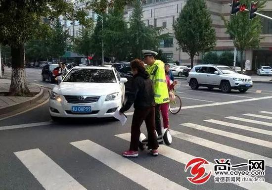 交警阻止女子使用平衡车上路。尚一网通讯员 刘小满 汤雅琴 摄