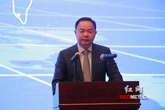 衡阳市委副书记、市长郑建新讲话。