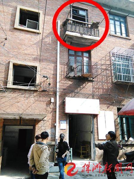 健健就是从3楼的阳台处坠楼（戴凛 摄）