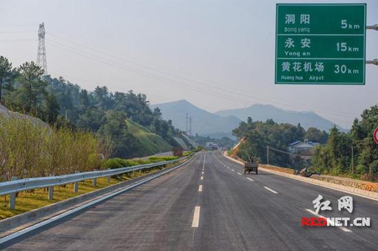 10月29日,金阳大道二期建成试通车。以上图片均由张迪摄影。