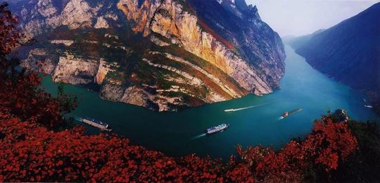 重庆三峡的红叶最具特色，沿着长江两岸70多公里都有红叶，在这个季节里，有200多种树木都会变红，景色颇为震撼。