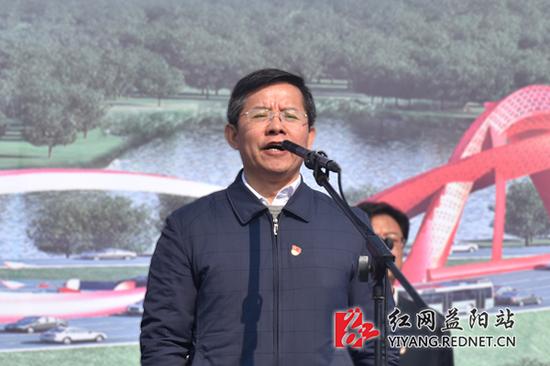 益阳市委书记、市人大常委会主任瞿海宣布湘江西正式通车。