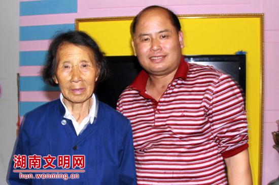 “诚实守信”好人周德清(右)。图片来源:湖南文明网