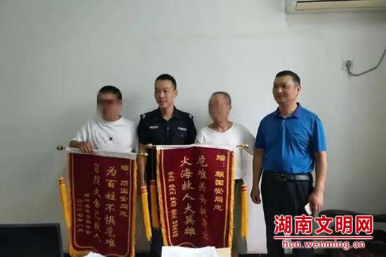 “见义勇为”好人颜国安(左2)。图片来源:湖南文明网
