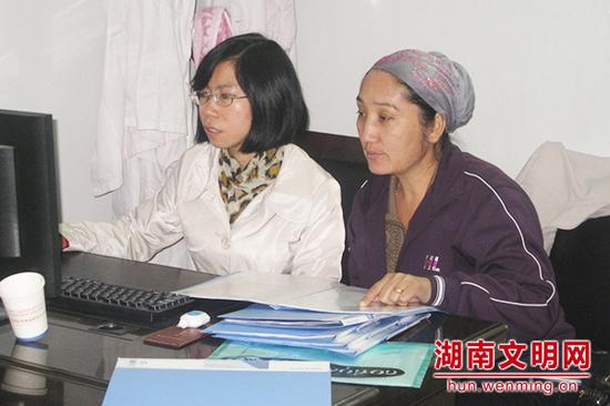 “敬业奉献”好人邓志红(左)。图片来源:湖南文明网