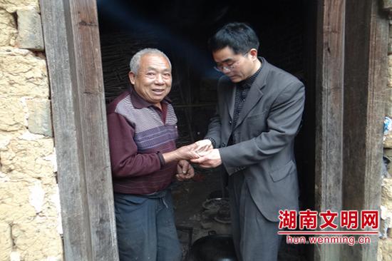 “孝老爱亲”好人梁师孔(右)。图片来源:湖南文明网