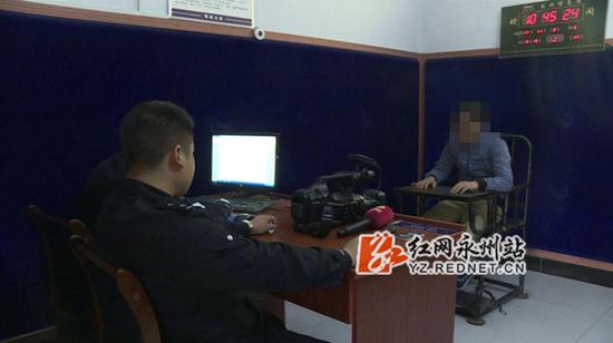 零陵区徐家井派出所民警对嫌疑人眭某进行审讯。