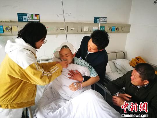 一家人给张淼喂药 石荣 摄