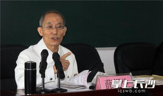 薛根生教授对夏老师的课现场点评。长沙晚报记者 贺文兵 通讯员 周正茂 摄