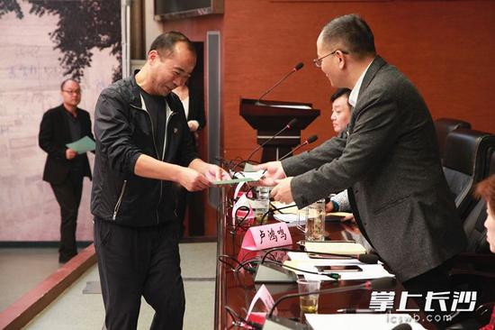 民办教育机构负责人在承诺书上签字后递交给长沙市教育局党委书记、局长卢鸿鸣。长沙晚报通讯员 冯靖豪 摄