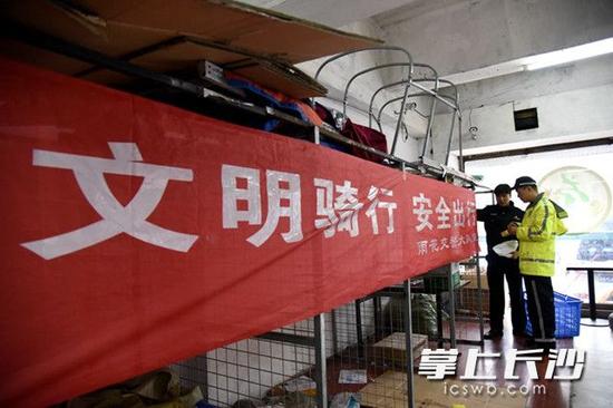 双11快递或爆仓 交警上门提醒快递小哥注意交