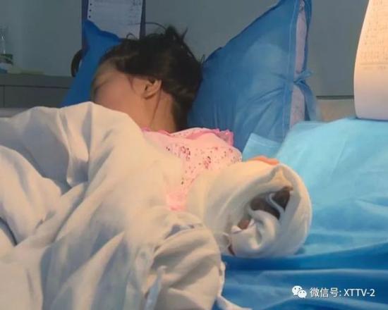 郭敏告诉记者,她在放学回家路上跟小伙伴一起在石桌前玩耍,没想到几百斤重的石桌竟然突然倒下,压在了自己的手上。