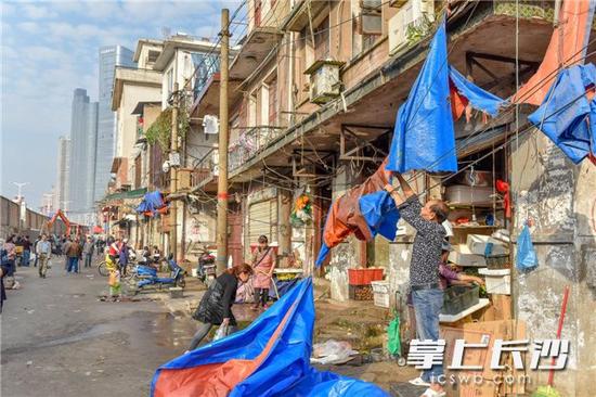 马路市场整治中，不少店主自动拆除。长沙晚报记者 陈飞 摄