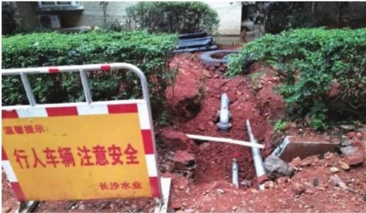 金碧文华小区内,四处都可见裸露的水管。 记者 杨昱 摄