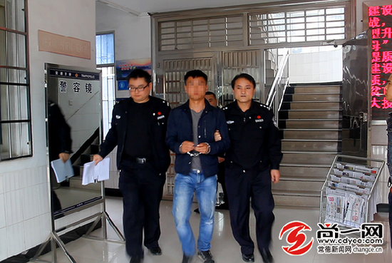 犯罪嫌疑人投案。石门交警供图