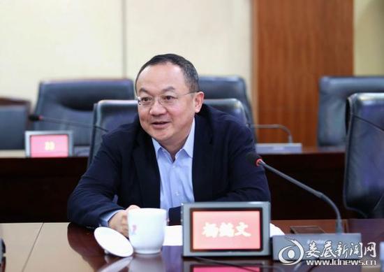 (娄底市委副书记、市长杨懿文主持会议并讲话)