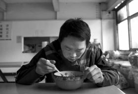 杨宏亮的中餐只用了不到8分钟,在跟随采访的一天里,只看到他上了两趟厕所。