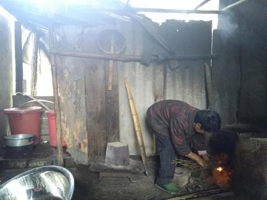 熊父母家条件较困难,在烧柴火做饭。