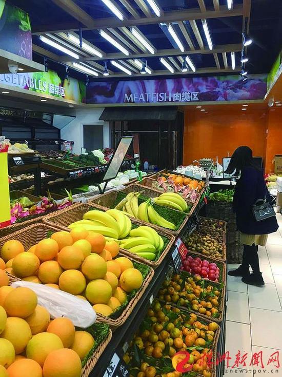 昨日下午下班时间,某生鲜超市内,顾客在选购商品(记者 赵露 摄)