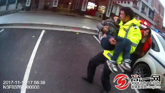 民警抱着男孩赶往急救室。尚一网通讯员 刘小满 汤雅琴 摄