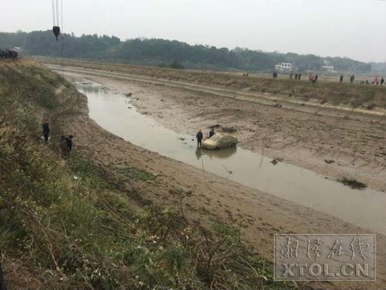 村民在云湖桥镇水坝底部发现一台小轿车